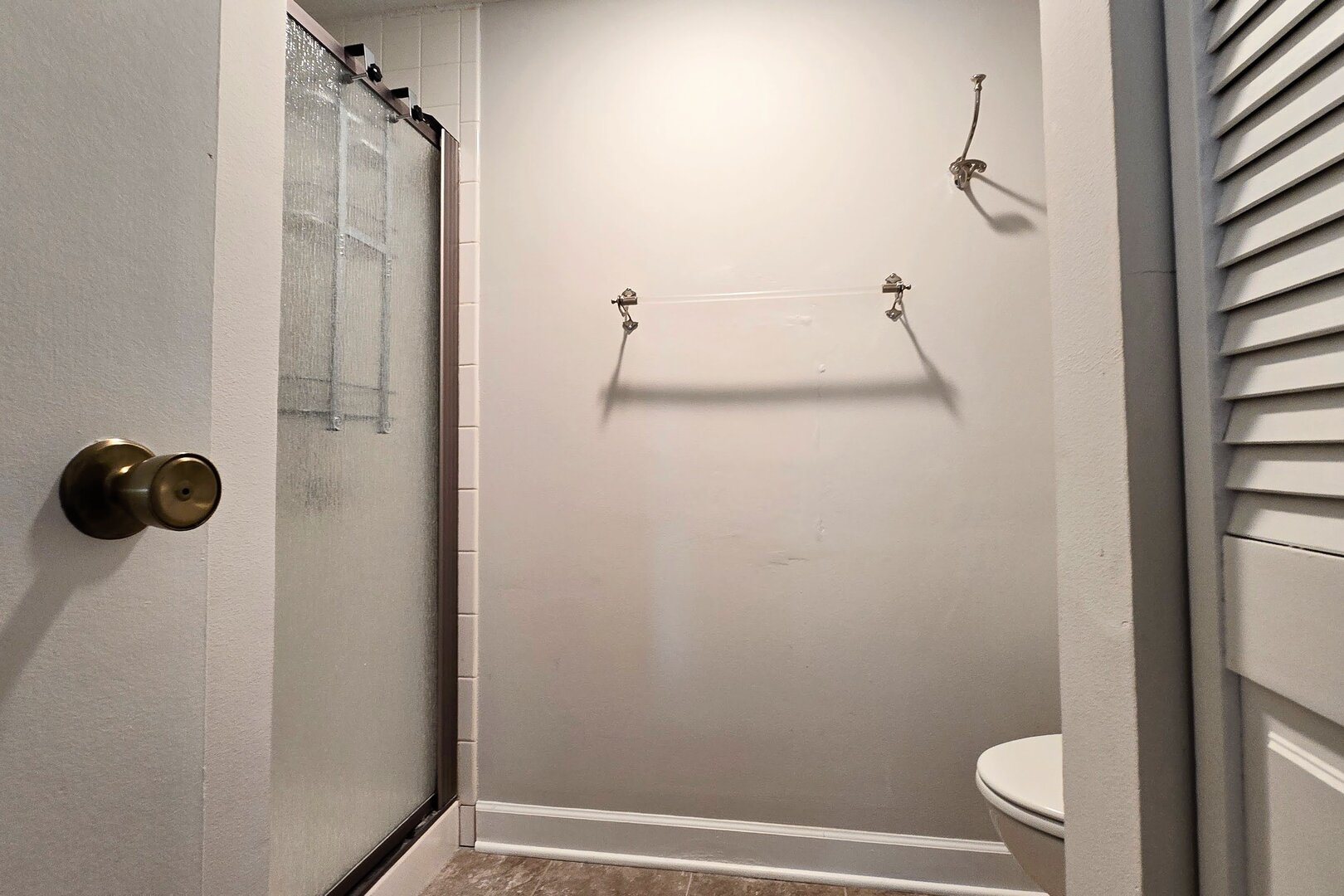690 Chandler Road, Unit 207 Gurnee, IL 60031 - Photo 13 of 17 a bathroom with a shower