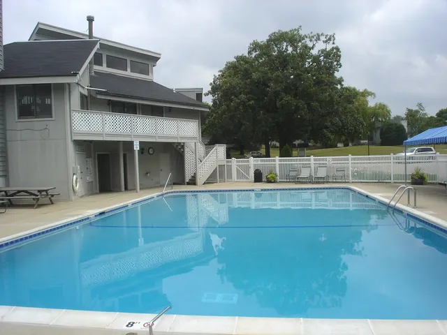 $154,000 | 690 Chandler Road, Unit 207, Gurnee, IL 60031