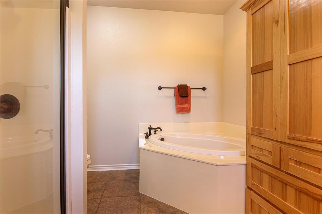 7158 Luella Road Sherman, TX 75090 - Photo 20 of 40 a bathroom with a bathtub and shower