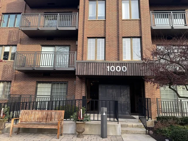 $277,500 | 1000 Deerfield Road, Unit 304, Highland Park, IL 60035