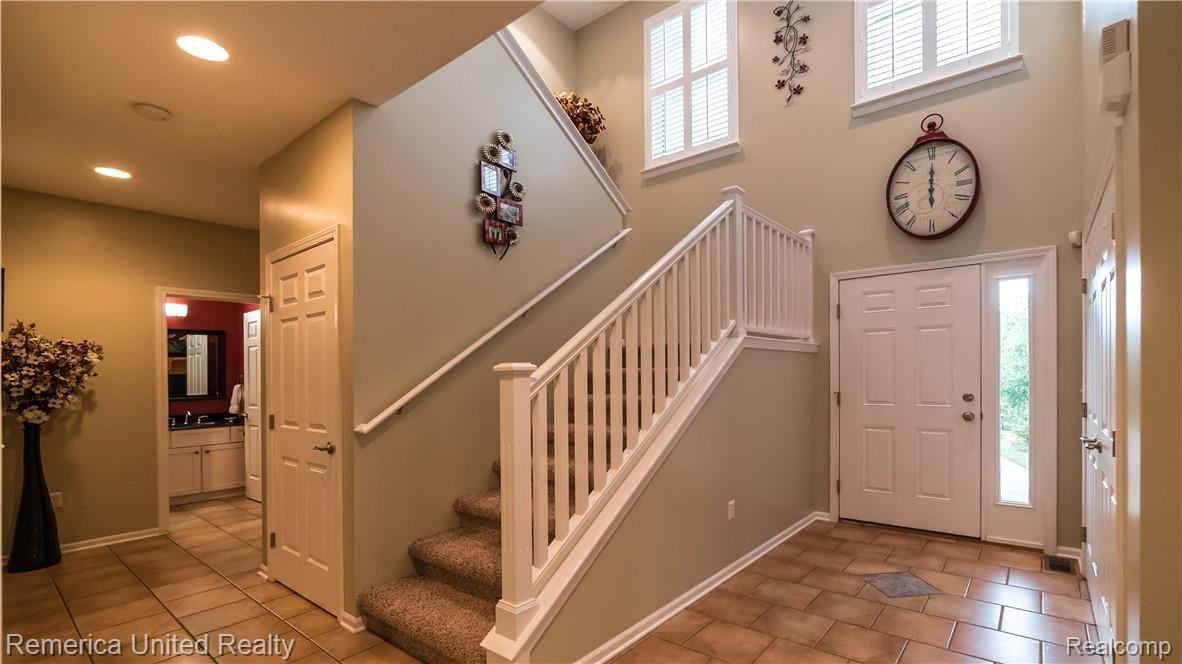 10336 Hartland Road Fenton, MI 48430 - Photo 14 of 38 Staircase Hartland Road.jpg