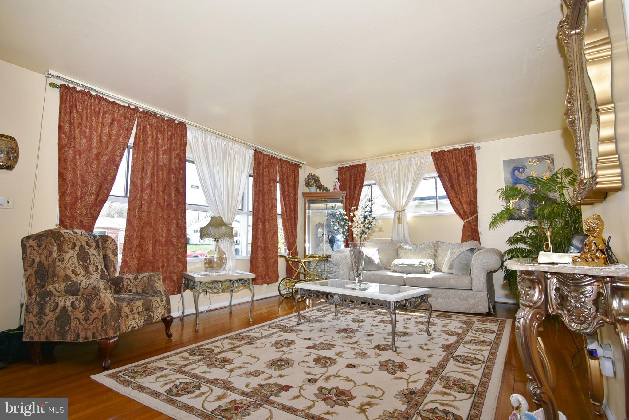 1010 Marksworth Road Baltimore, MD 21228 - Photo 3 of 26 Living Room