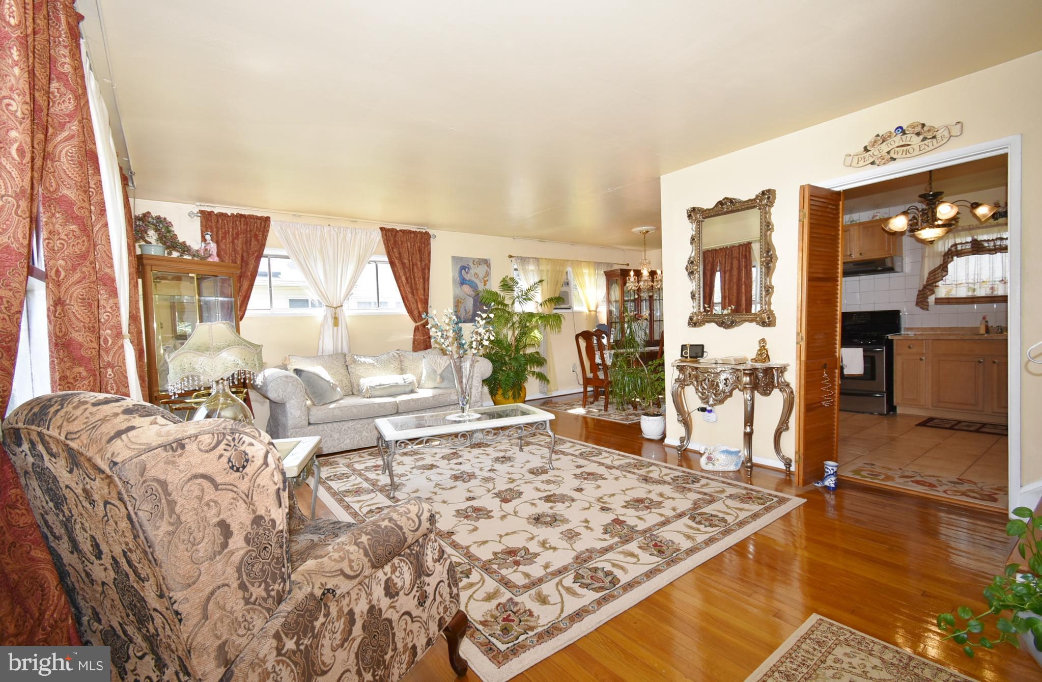 1010 Marksworth Road Baltimore, MD 21228 - Photo 4 of 26 Living Room