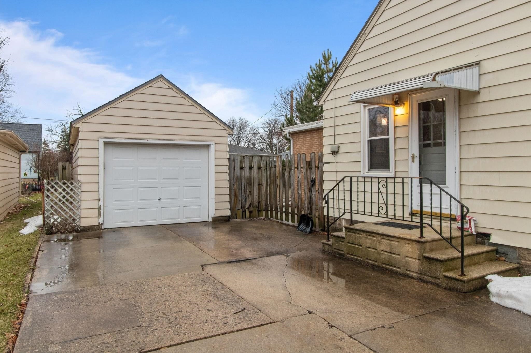 2436 Hickory Lane Appleton, WI 54915 - Photo 3 of 31