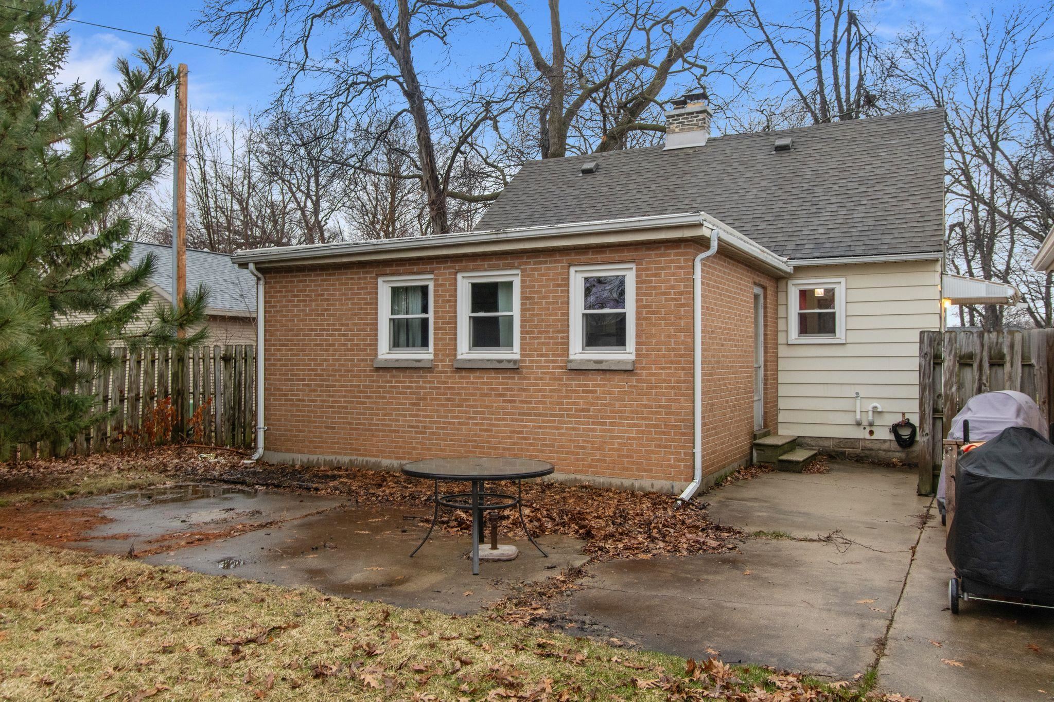 2436 Hickory Lane Appleton, WI 54915 - Photo 4 of 31