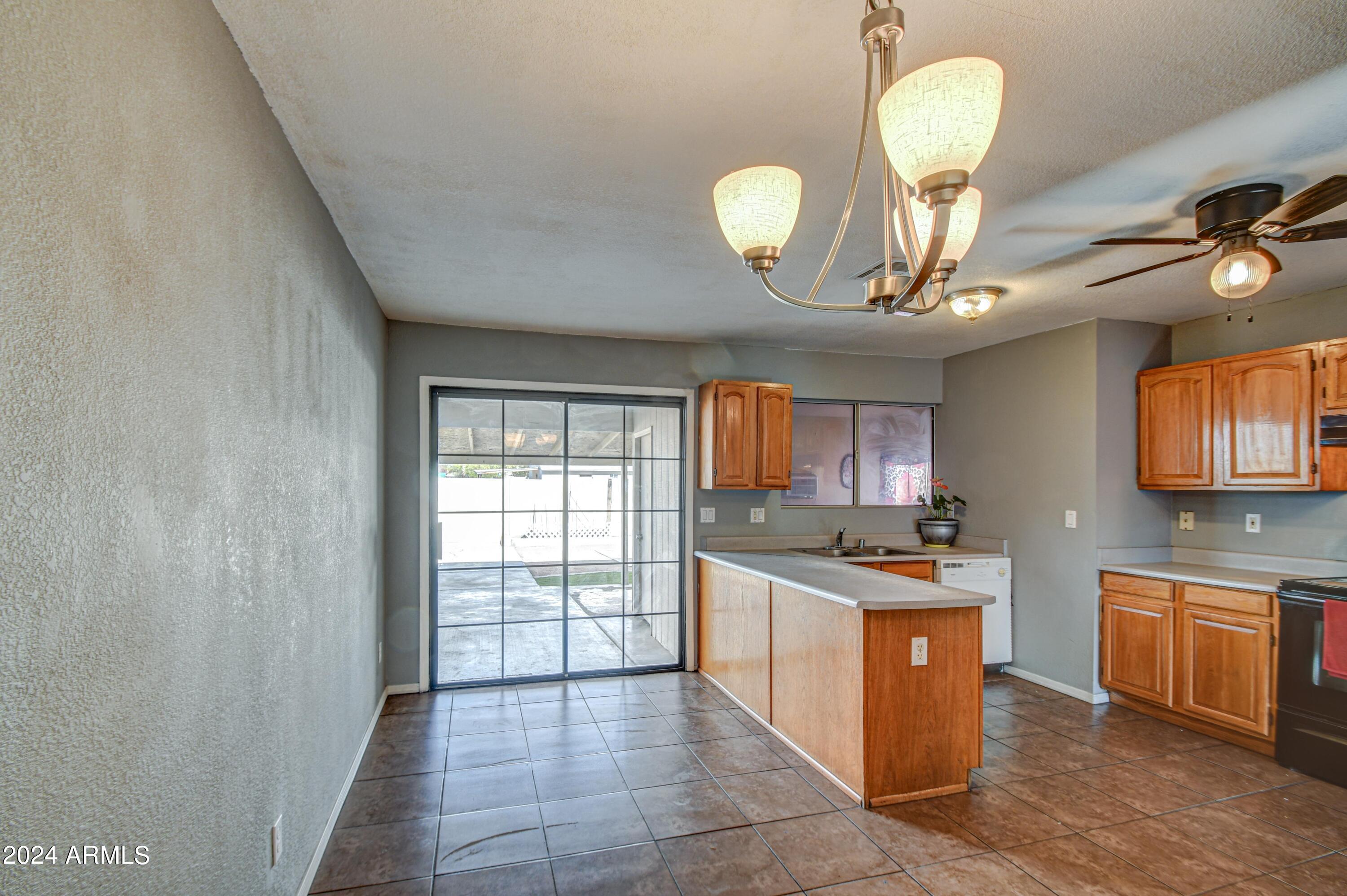 2528 East Roeser Road Phoenix, AZ 85040 - Photo 13 of 31 Kitchen 4