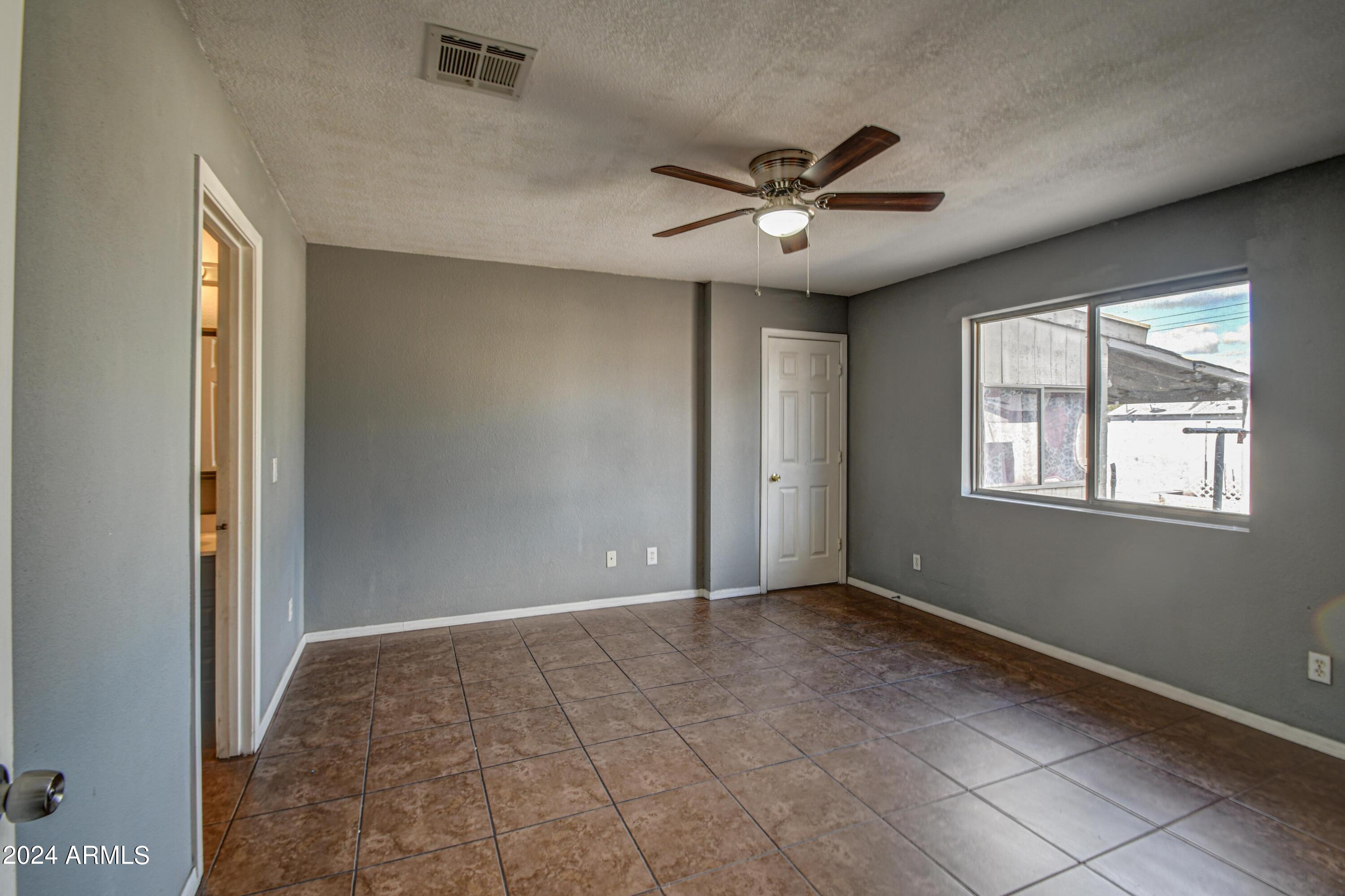 2528 East Roeser Road Phoenix, AZ 85040 - Photo 15 of 31 Primary Bed 1