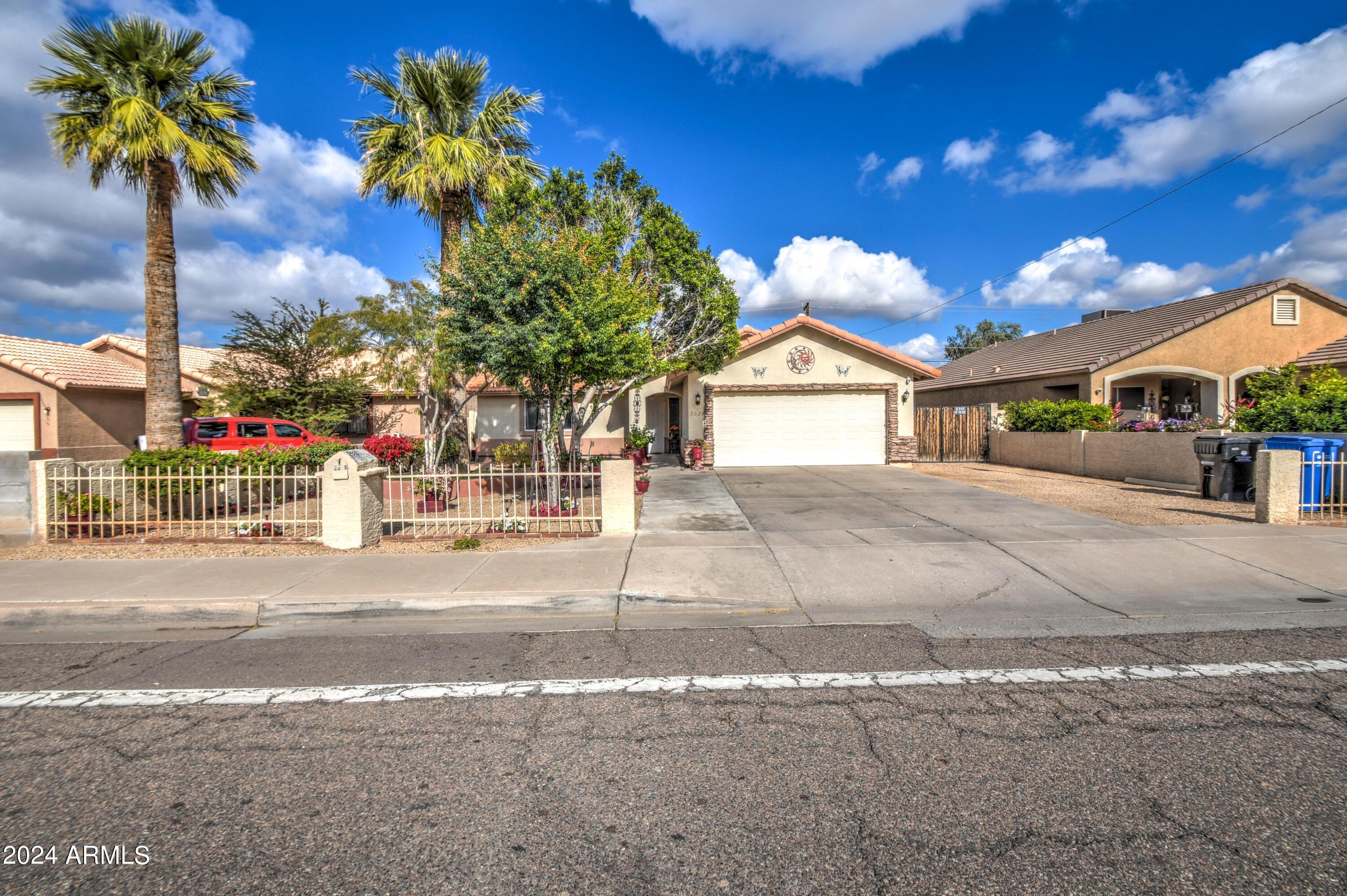 2528 East Roeser Road Phoenix, AZ 85040 - Photo 4 of 31 Front 4