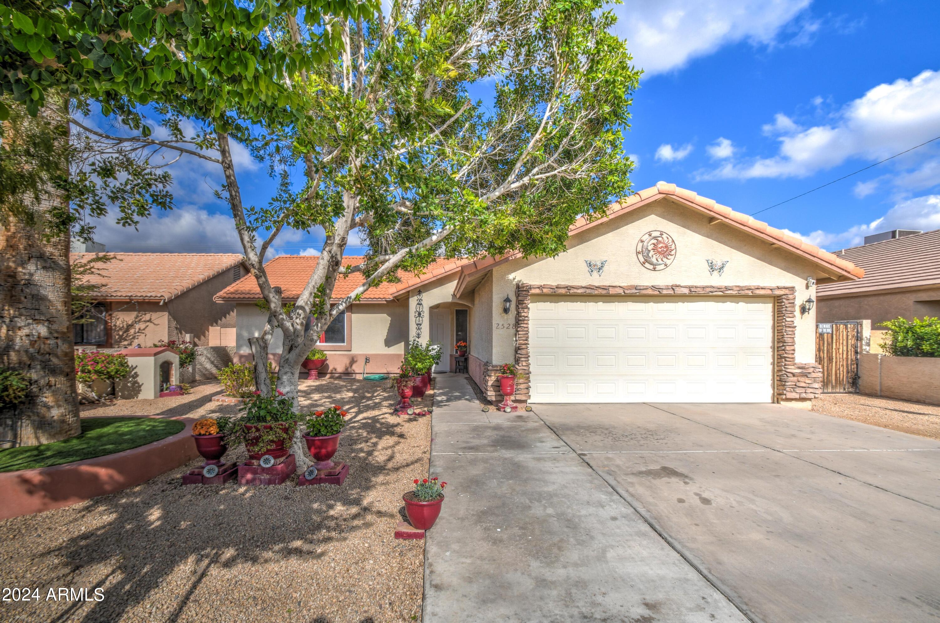 2528 East Roeser Road Phoenix, AZ 85040 - Photo 5 of 31 Front 5