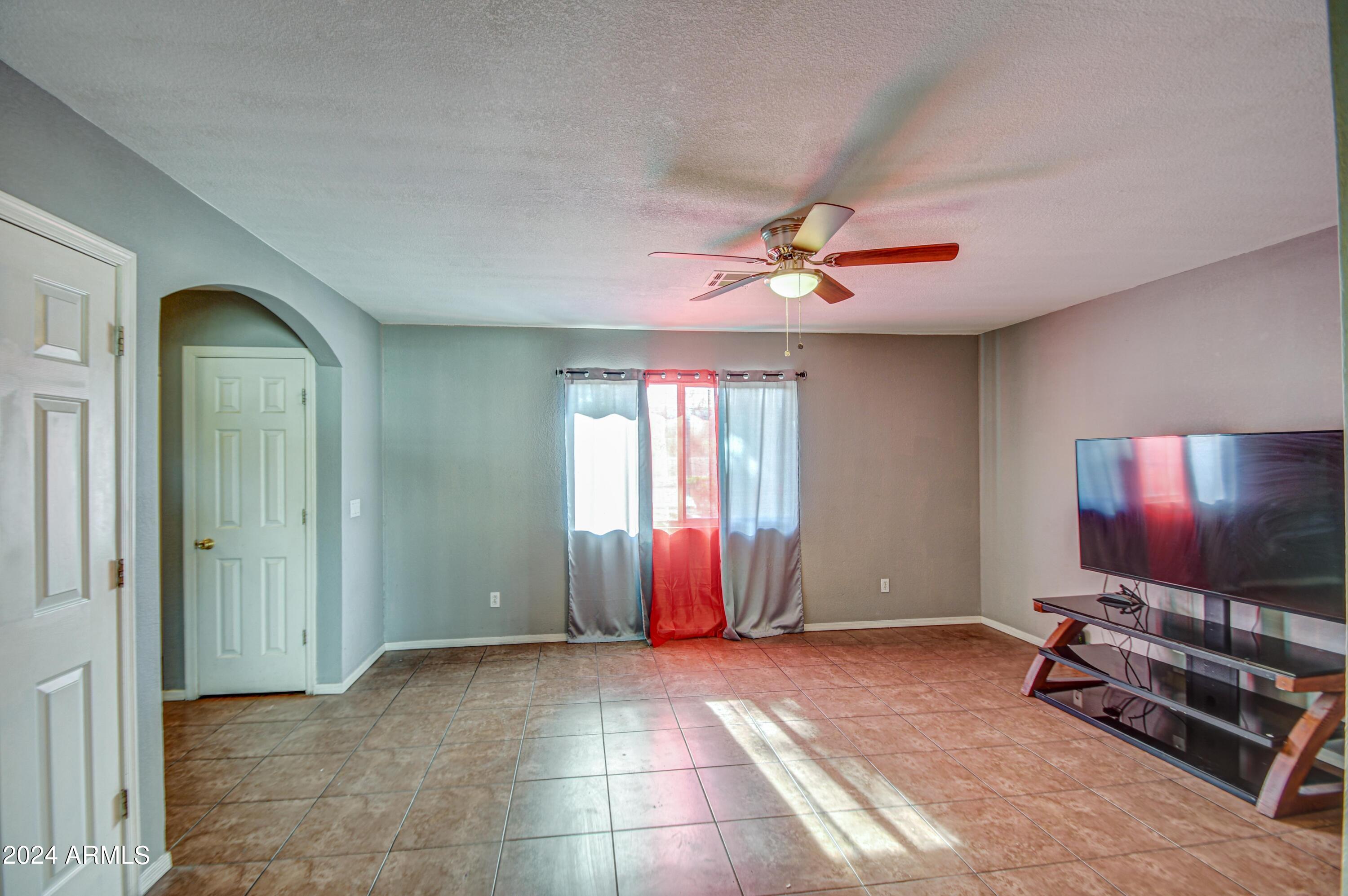 2528 East Roeser Road Phoenix, AZ 85040 - Photo 7 of 31 Living Room 1