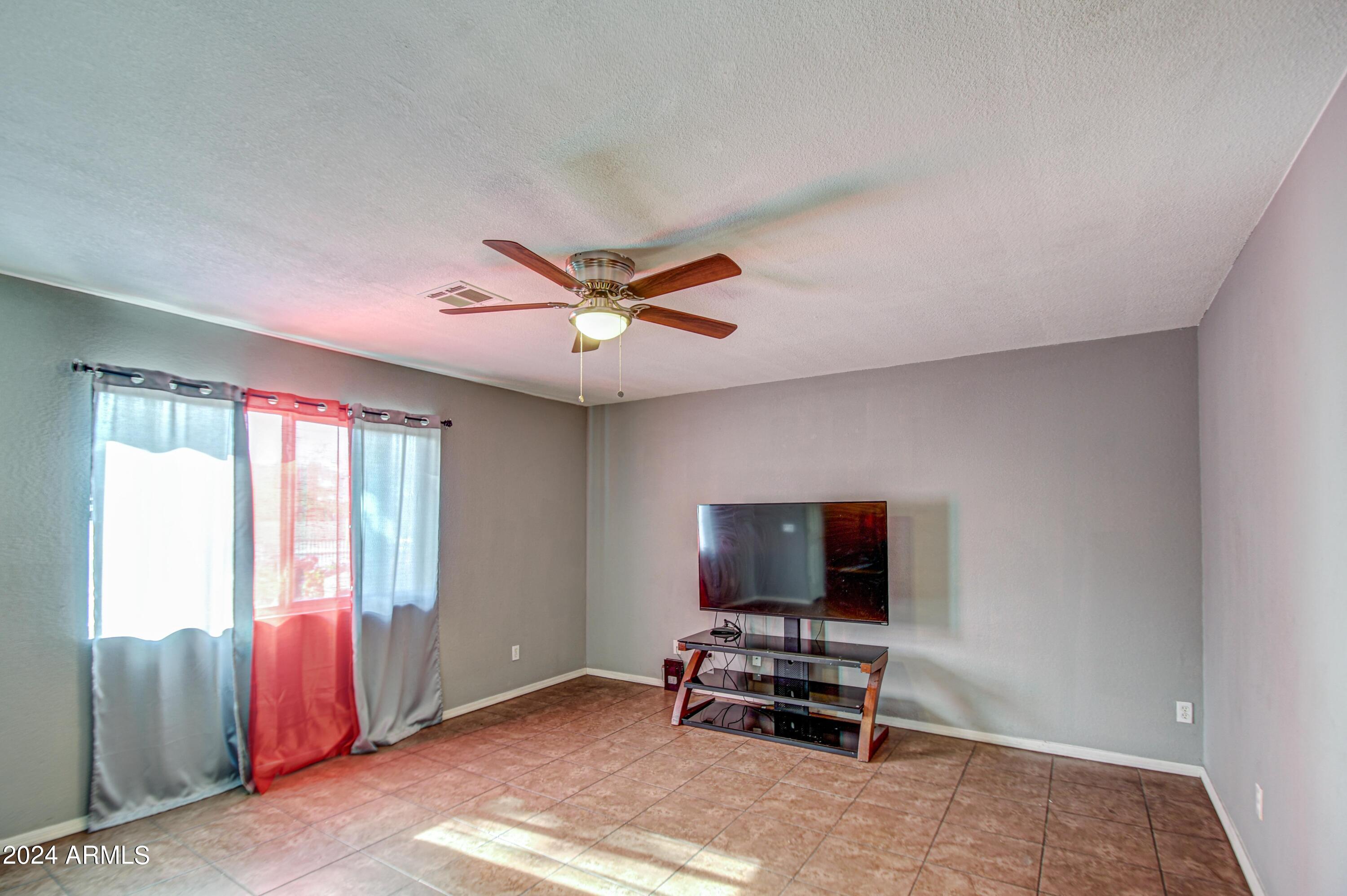 2528 East Roeser Road Phoenix, AZ 85040 - Photo 8 of 31 Living Room 2