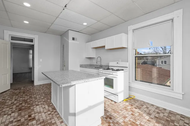 $1,300 | 1703 Brady Street, Davenport, IA 52803