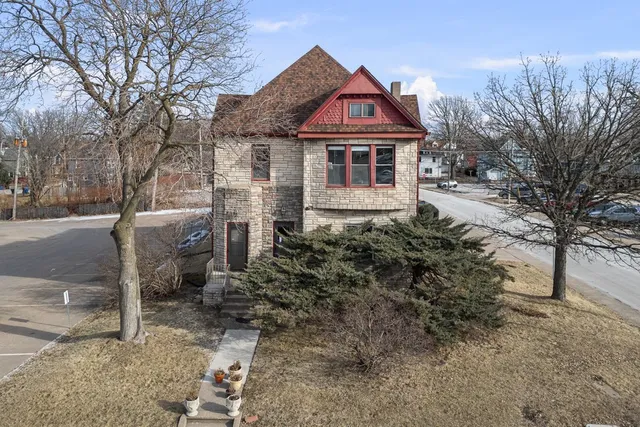 $1,300 | 1703 Brady Street, Davenport, IA 52803