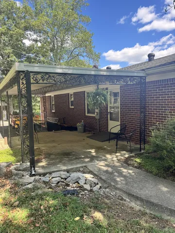 a view of a house with backyard