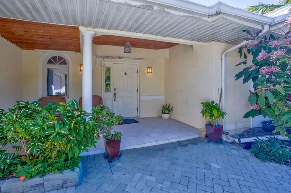 a view of a house with backyard and trees