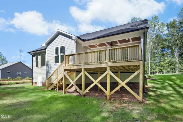 a view of a house with backyard
