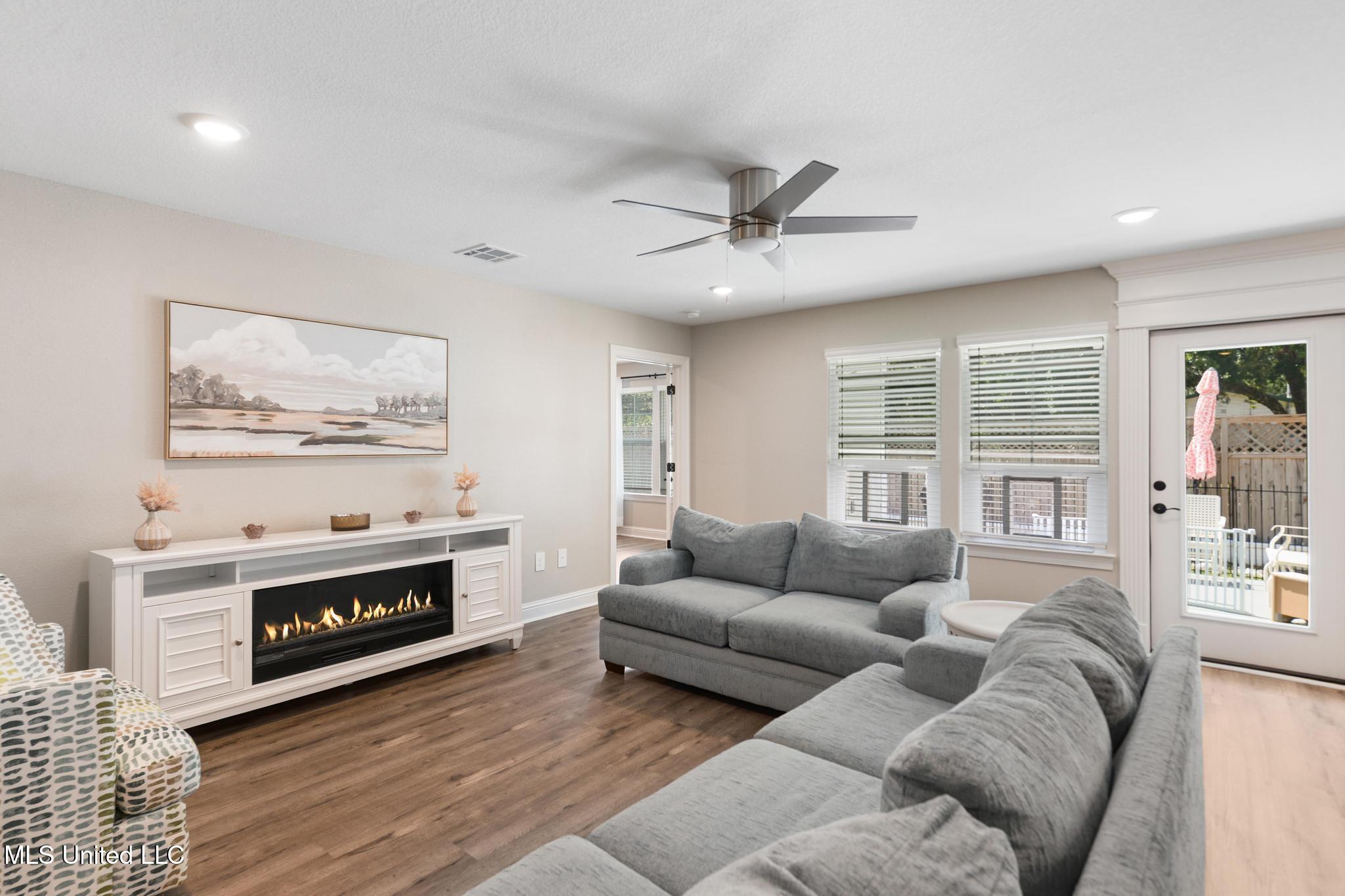 120 Pointe Breeze Way Biloxi, MS 39531 - Photo 4 of 32 003