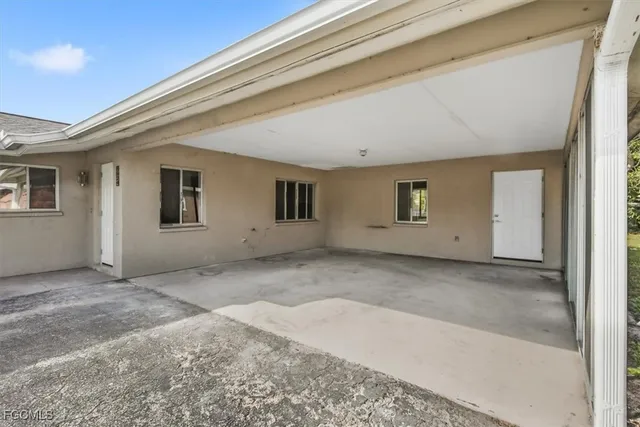 a view of a big room with closet and windows