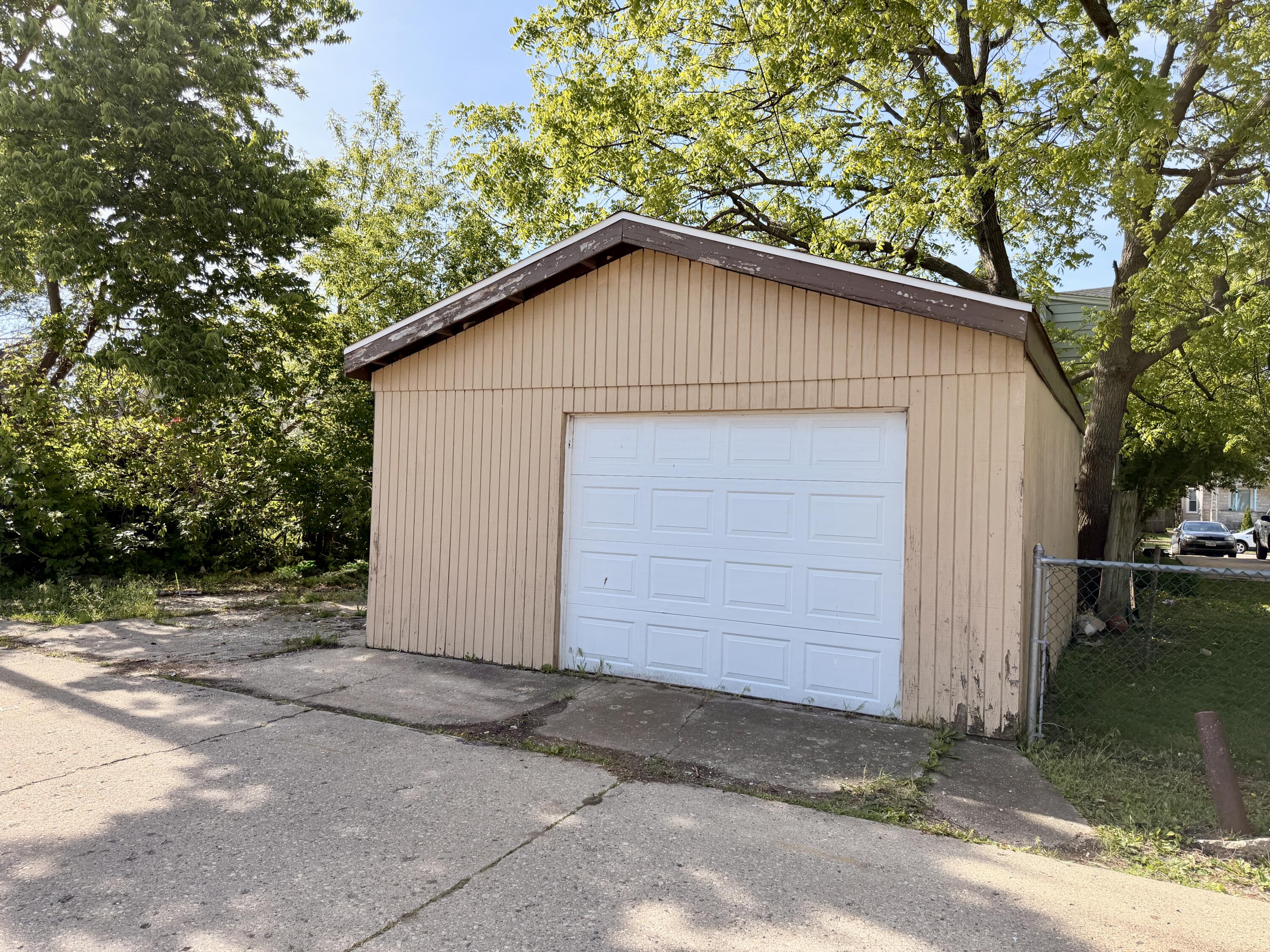 2112 53rd Street Kenosha, WI 53140 - Photo 15 of 15 Garage