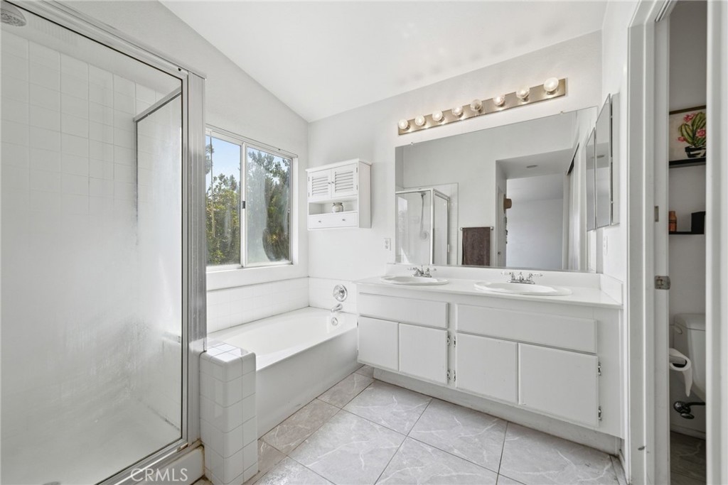 855 Viewtop Circle Corona, CA 92881 - Photo 26 of 52 a bathroom with a tub sink and mirror