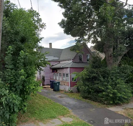 a view of house with outdoor entertaining spaces