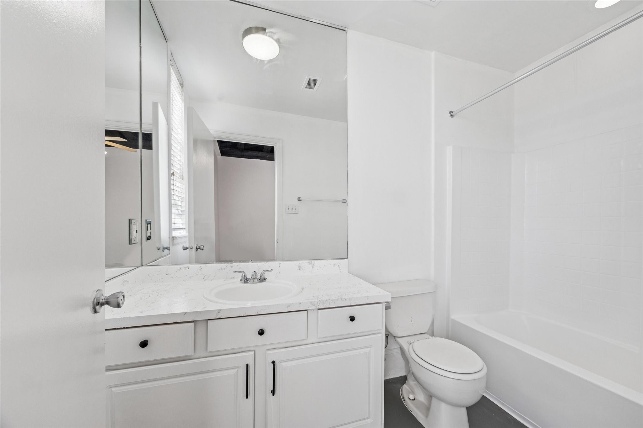 5017 Cornish Street Houston, TX 77007 - Photo 14 of 34 1/1+den-bathroom