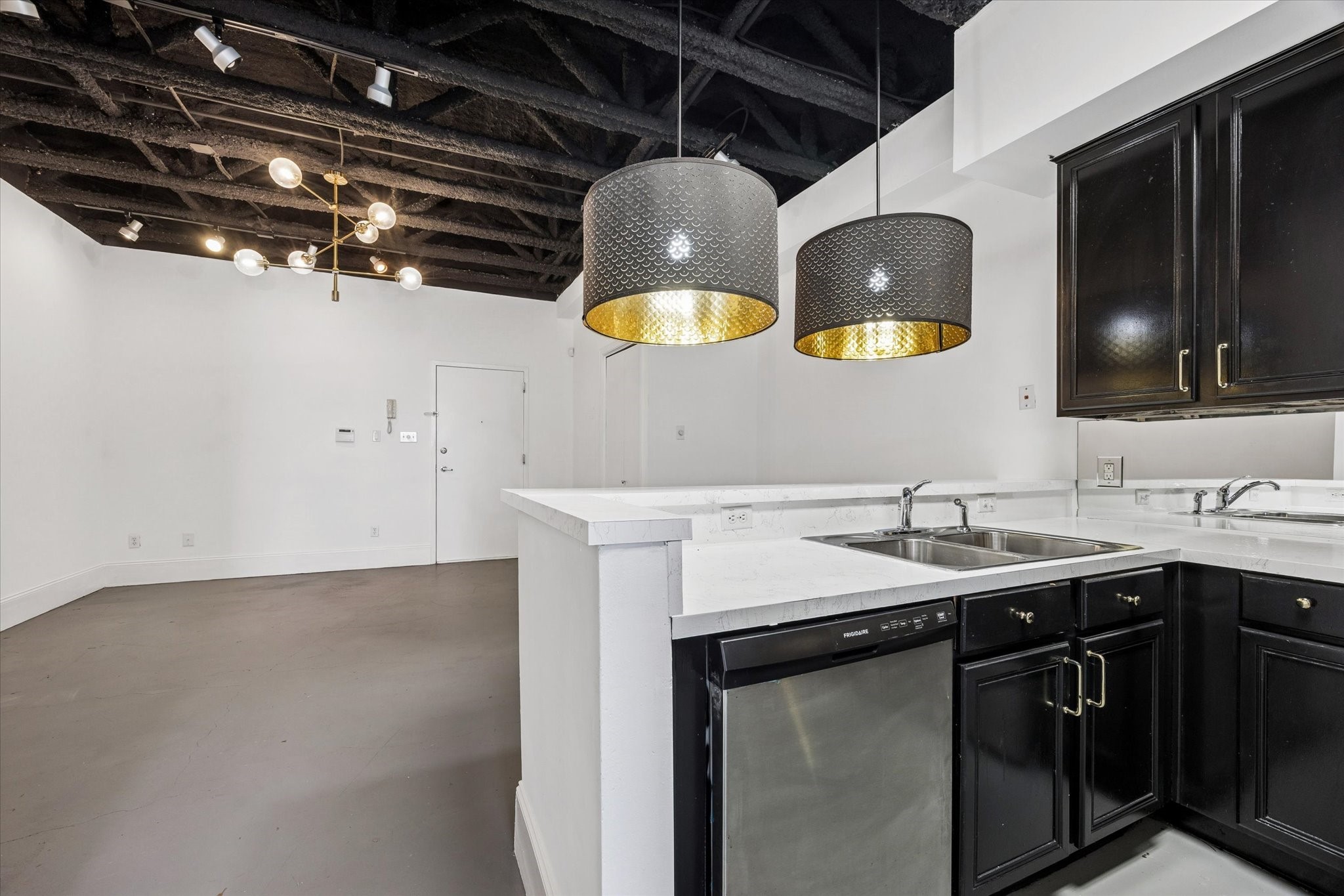 5017 Cornish Street Houston, TX 77007 - Photo 17 of 34 1/1 kitchen/living room