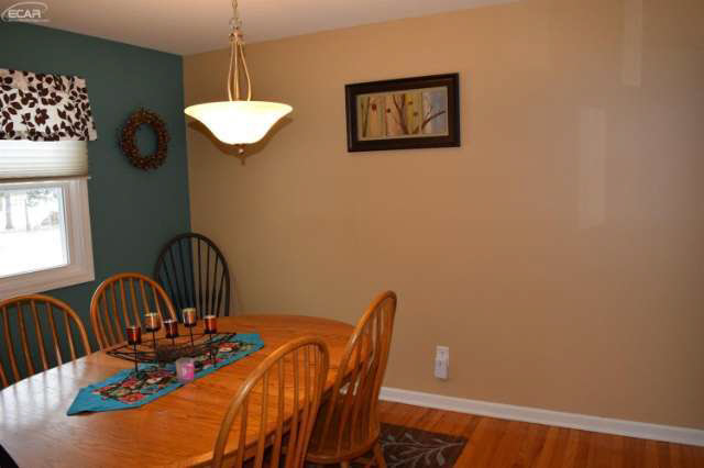 6220 Fenton Road Flint, MI 48507 - Photo 4 of 32 21116343-3.JPG