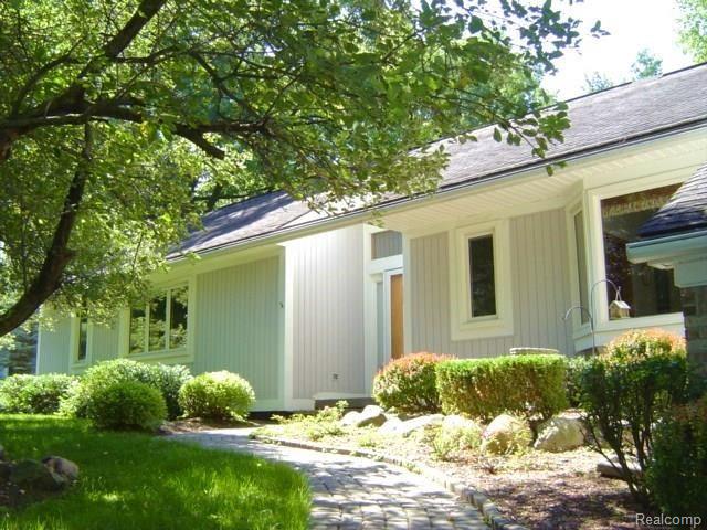 6090 Deguise Court Rochester Hills, MI 48306 - Photo 1 of 5