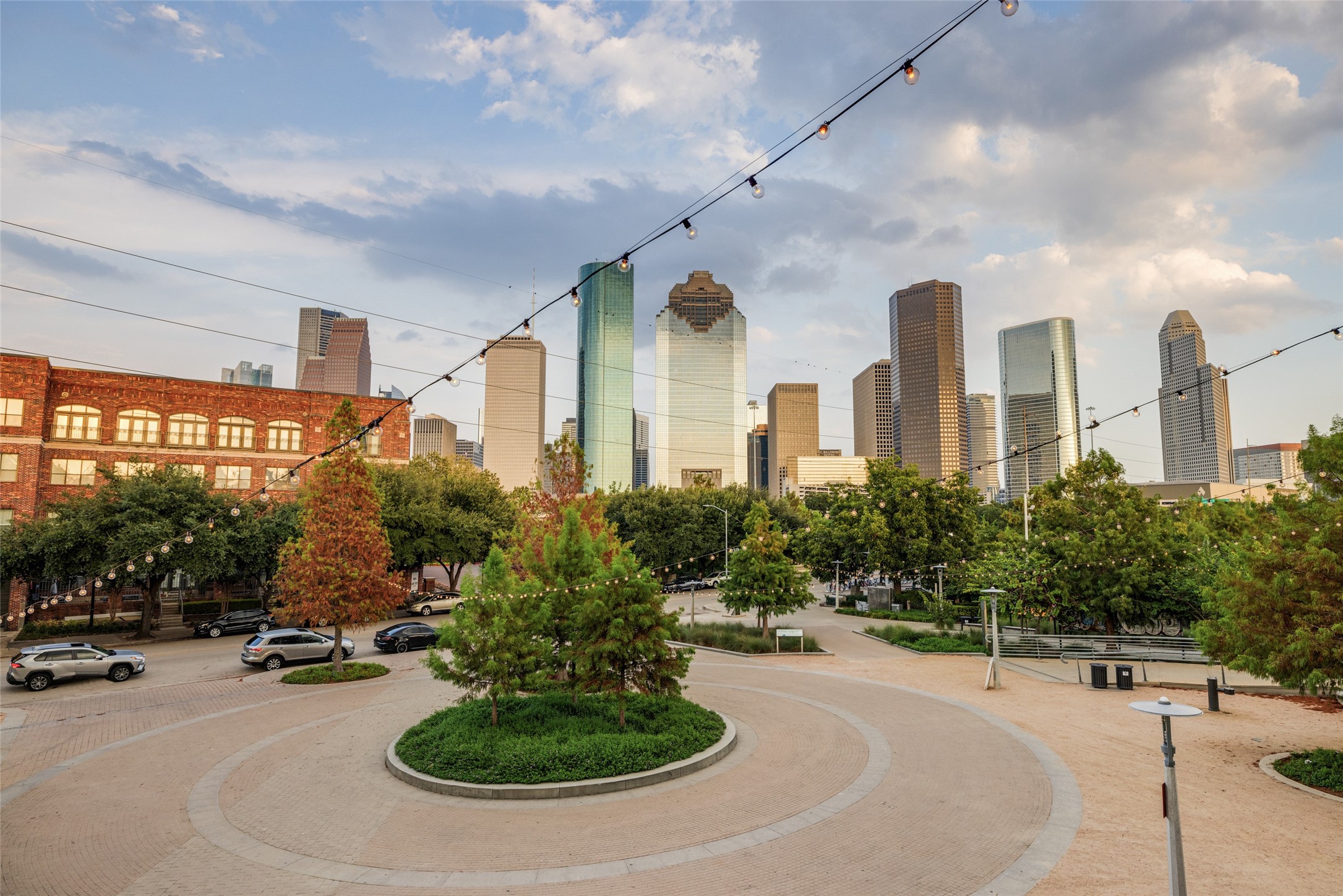 1016 Peden Street Houston, TX 77006 - Photo 43 of 45 Buffalo Bayou Park is minutes away. Enjoy all the perks of being right outside of Downtown Houston. From the Skate park to the Cistern, Boat tours, Bike tours, Music events, volleyball, dog park, and Flora Restaurant; it all encompasses the 52-mile waterway!!