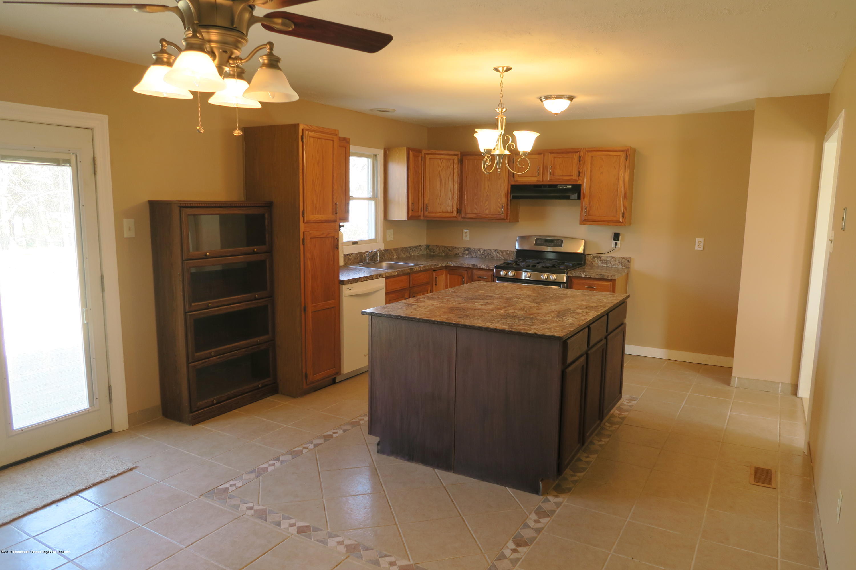 1 Donal Lane Cookstown, NJ 08511 - Photo 8 of 33 IMG_3445