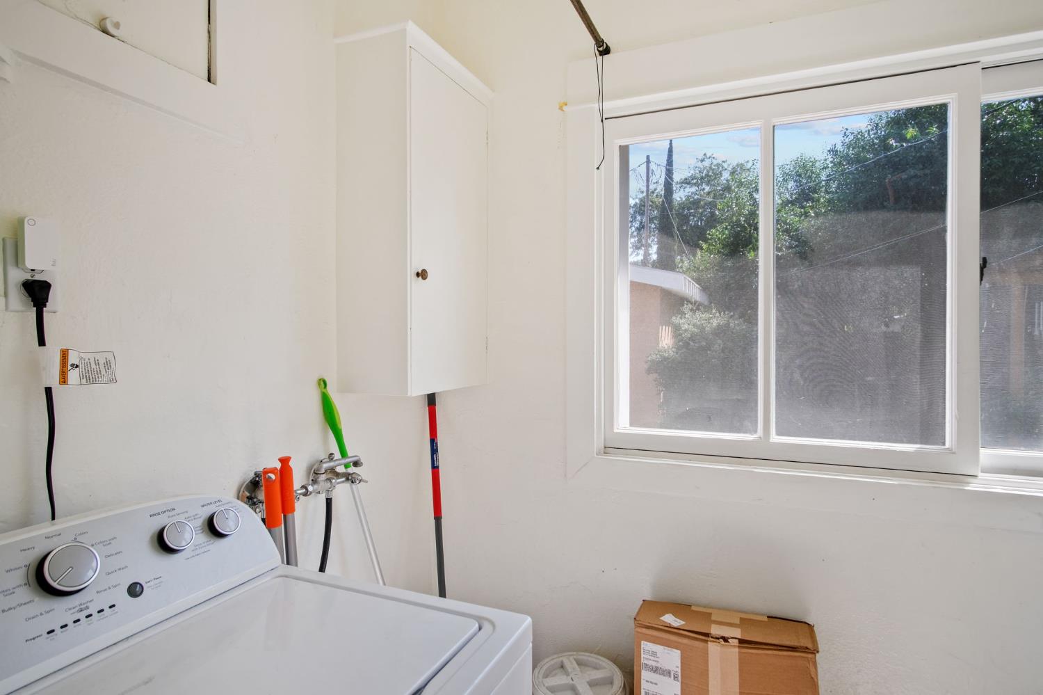 930 West Harding Way Stockton, CA 95203 - Photo 18 of 22 a bathroom with a sink and a tub