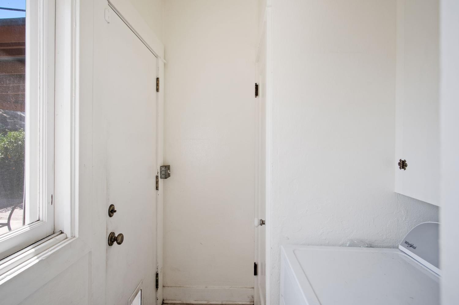 930 West Harding Way Stockton, CA 95203 - Photo 20 of 22 a bathroom with a bathtub