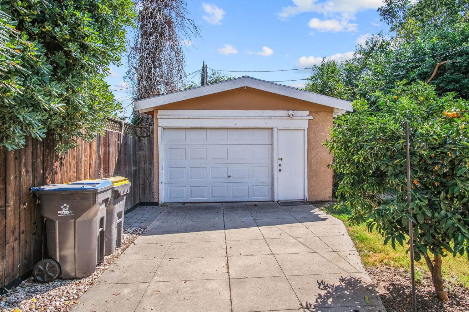 930 West Harding Way Stockton, CA 95203 - Photo 22 of 22 a back yard of a house