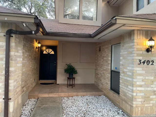 a view of entryway with a front door