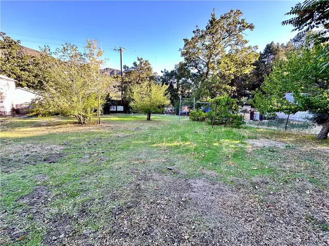 a view of a yard with a house
