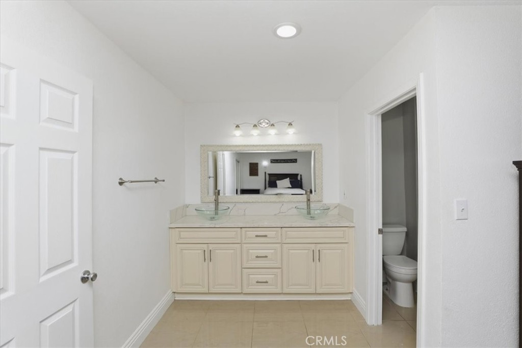 15745 Saddleback Road Riverside, CA 92506 - Photo 30 of 44 Primary Bedroom Suite Bathroom