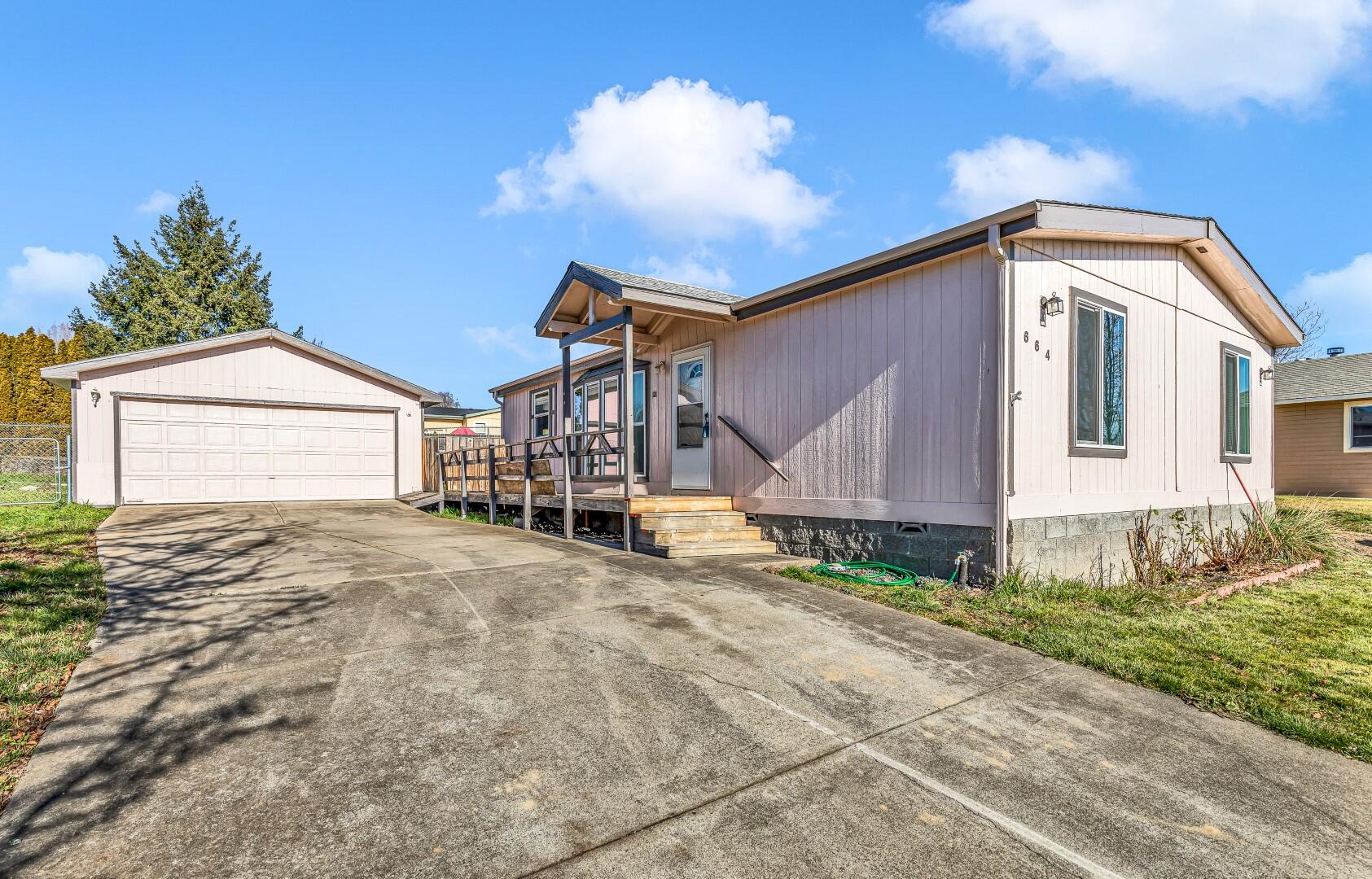 664 Clearview Way Eagle Point, OR 97524 - Photo 2 of 31 1