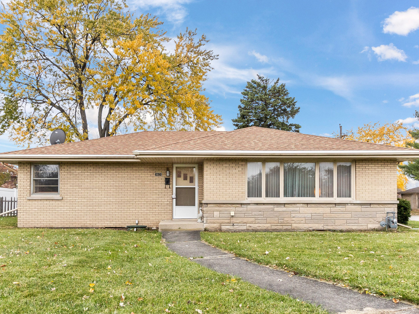 913 Westminster Road Joliet, IL 60435 - Photo 1 of 24 front view of a house with a yard