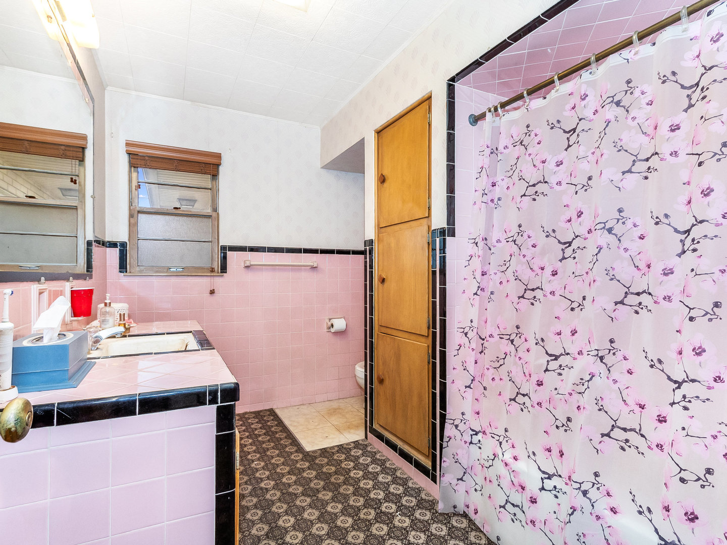 913 Westminster Road Joliet, IL 60435 - Photo 12 of 24 a bathroom with a sink and a shower