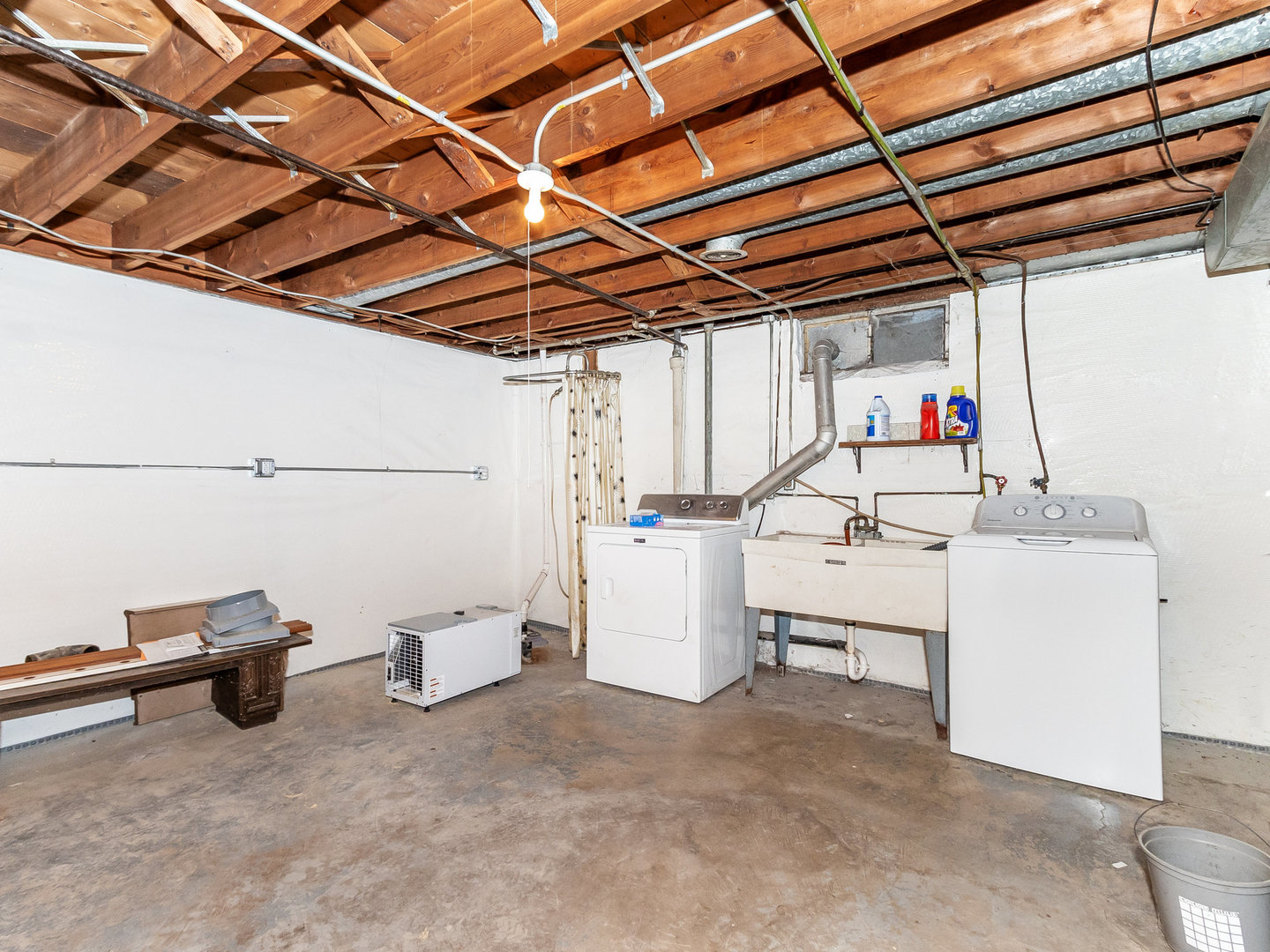 913 Westminster Road Joliet, IL 60435 - Photo 15 of 24 a utility room with dryer and washer