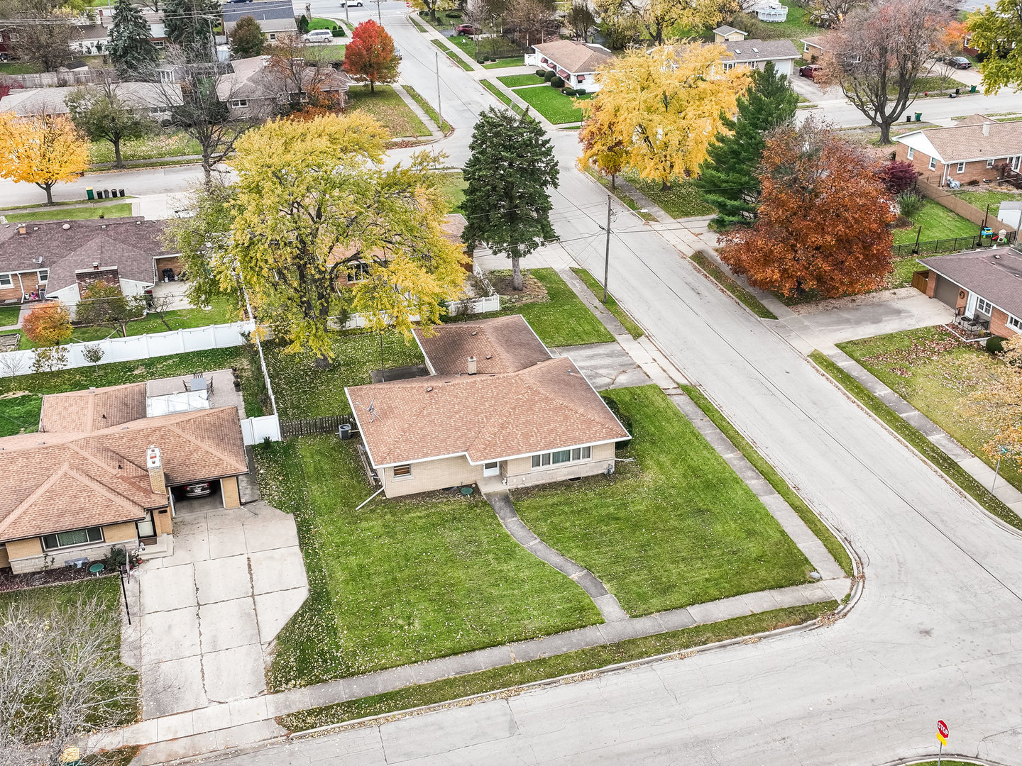913 Westminster Road Joliet, IL 60435 - Photo 20 of 24 an aerial view of a house with swimming pool
