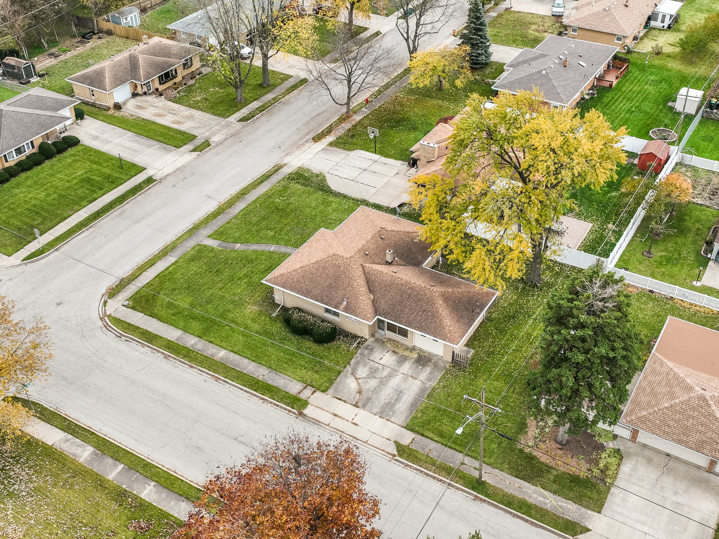 913 Westminster Road Joliet, IL 60435 - Photo 21 of 24 an aerial view of a house with a garden and swimming pool
