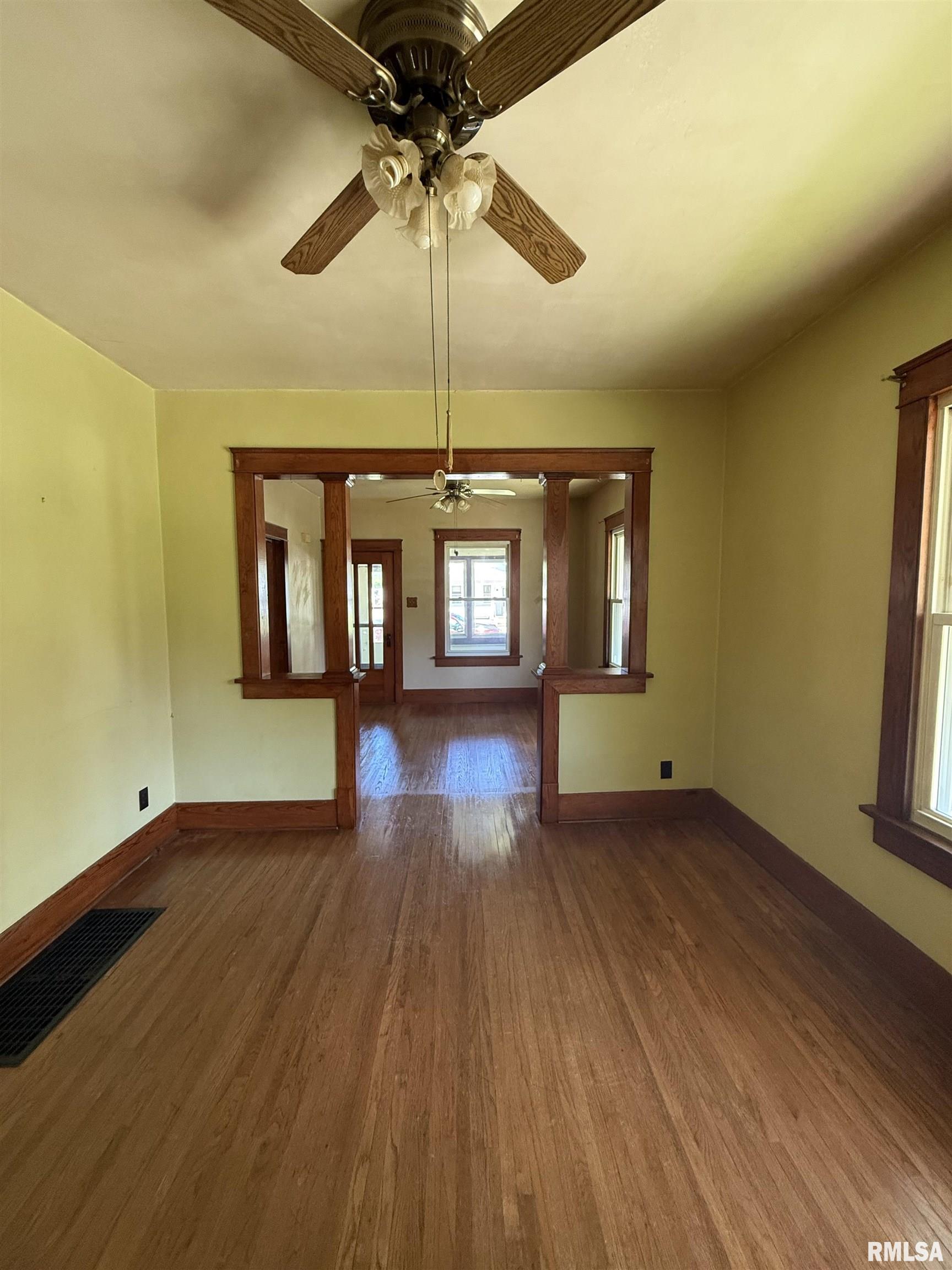 335 West Chase Street Macomb, IL 61455 - Photo 3 of 27