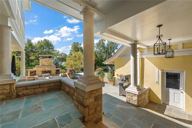 a view of house with a big yard