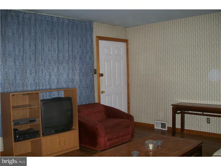 9414 Academy Road Philadelphia, PA 19114 - Photo 3 of 24 Living Room