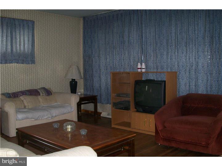 9414 Academy Road Philadelphia, PA 19114 - Photo 4 of 24 Living Room