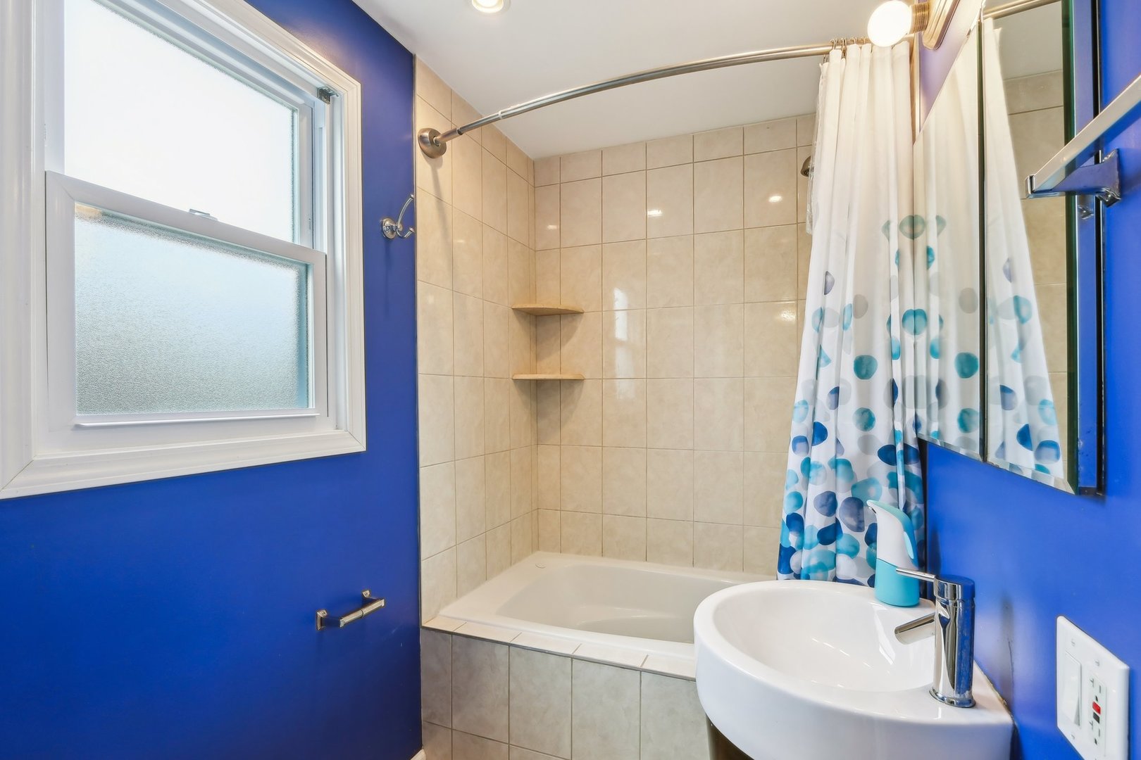 197 6th Street Wheeling, IL 60090 - Photo 11 of 51 a bathroom with a bathtub a sink and a shower