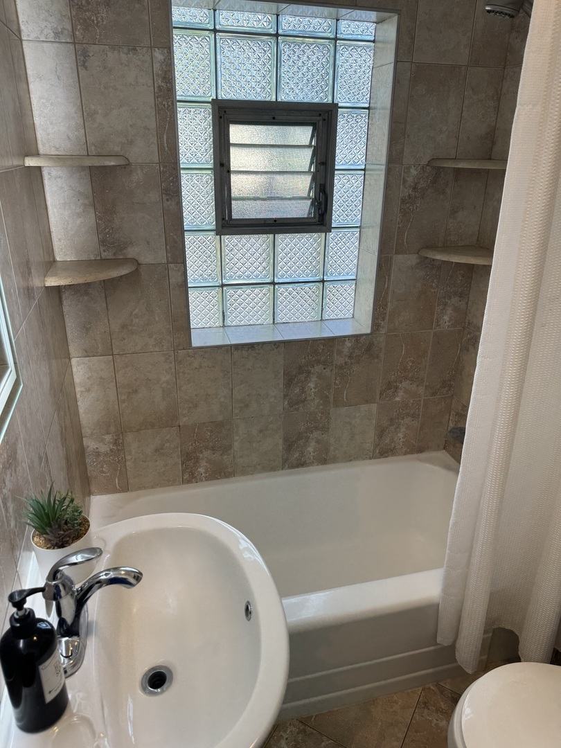 197 6th Street Wheeling, IL 60090 - Photo 40 of 51 a bathroom with a sink and a bathtub