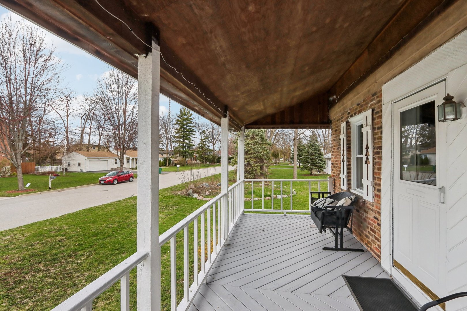 197 6th Street Wheeling, IL 60090 - Photo 10 of 51 a view of a porch with furniture and garden